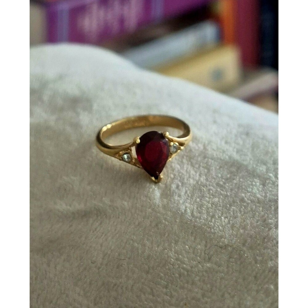 Vtg 1980 Avon Scarlet Temptation Ring Gold Tone Pear Faux Garnet Sz 6.25